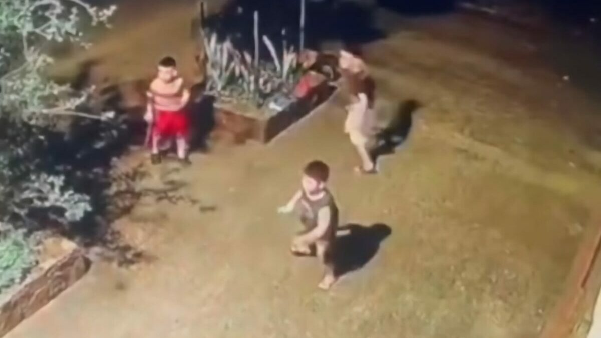 Mujer pierde el control de su vehículo y niños se salvan de milagro