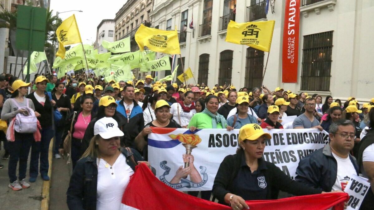 Docentes levantan medida, pero advierten que seguirán alerta