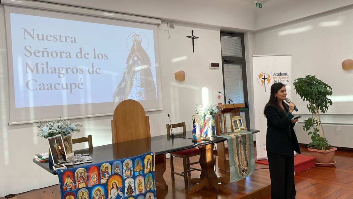 Periodista paraguaya presenta a la Virgen de Caacupé  en Roma