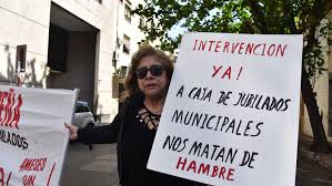 Jubilados municipales no cobran y harían huelga de hambre