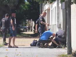 Vecinos reducen y entregan a presunto delincuente en Mariano