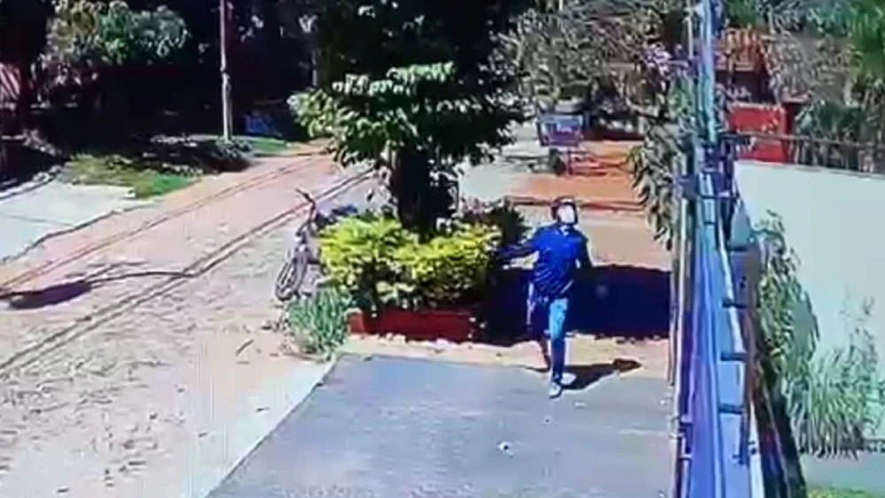 Amenazan a periodista con bomba molotov y bala con mensaje