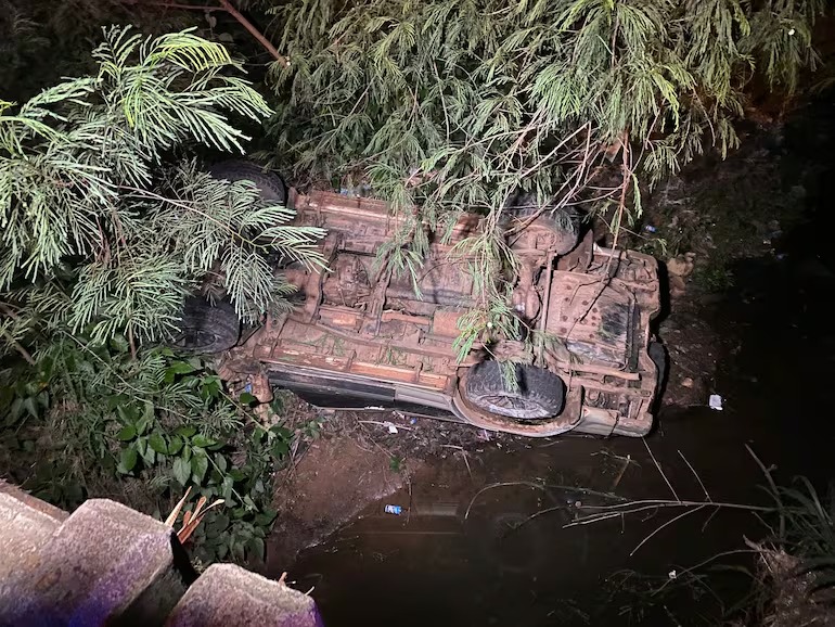 Conductor ebrio cae con su camioneta de un puente en Itauguá