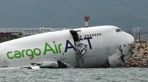 Avión de carga cae al mar en Hong Kong: deja saldo dos vidas