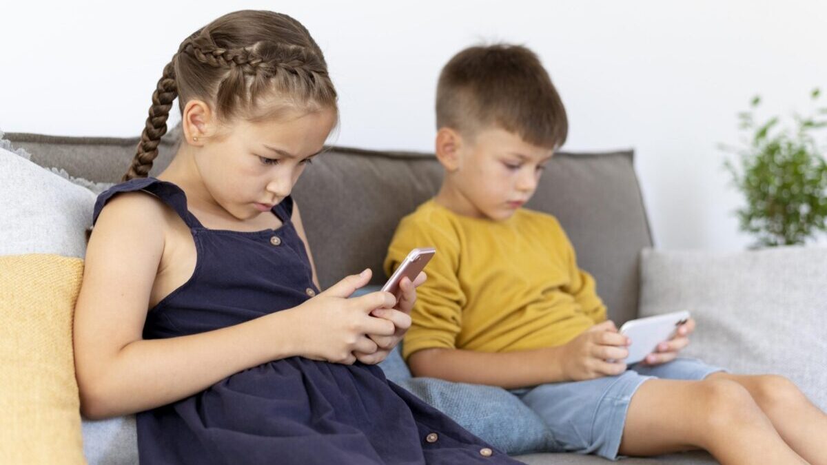 Expertos advierten sobre los riesgos del uso de WhatsApp y redes en niños