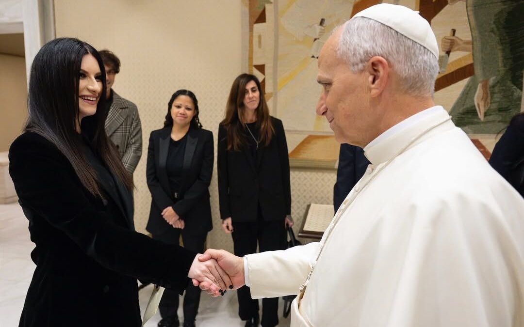 El Papa se reúne con Laura Pausini y confiesa ser fan de su música