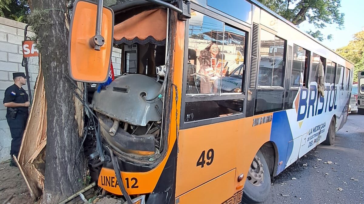 Perdida de control de un bus sobre la Av. Mcal. López deja 17 heridos