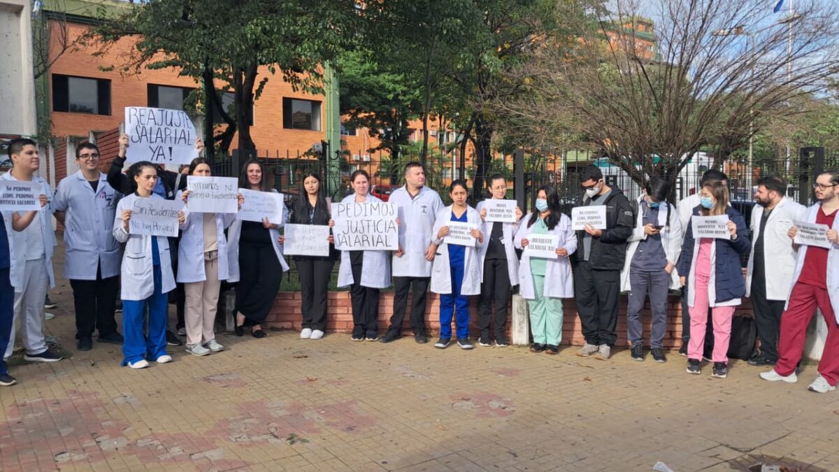 Médicos residentes del Hospital Militar exigen salario justo