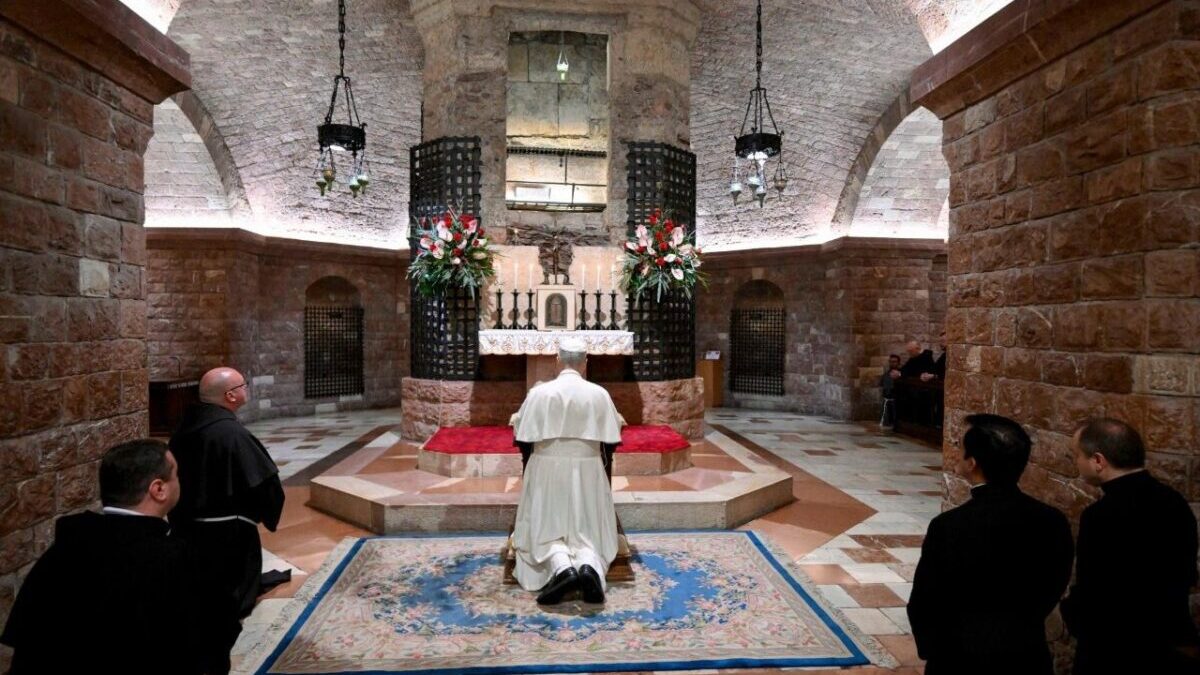“El mundo busca señales de esperanza”; el Papa visita la tumba de Asís