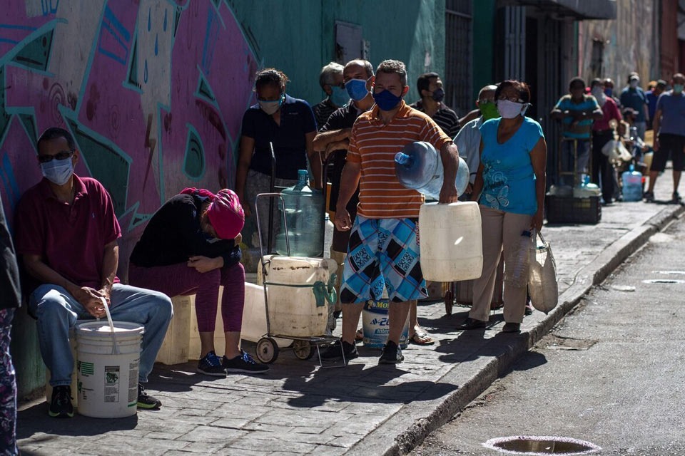 Cuestionan derroches mientras hay crisis en servicios básicos