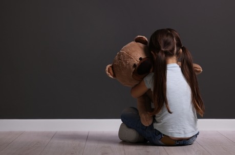 Madre implicada en abuso infantil y producción de videos