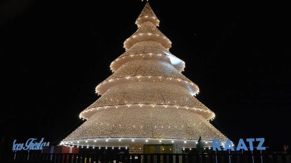 Bella Vista inicia la magia con el encendido de su árbol gigante