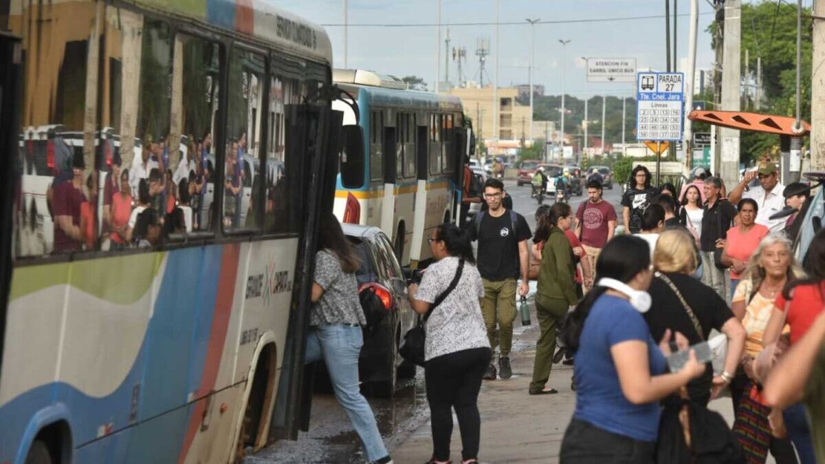 Vecinos reclaman transporte y autoridades advierten colapso
