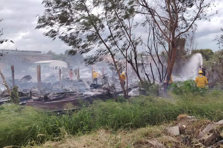 Familias afectadas por incendio siguen en medio de la precariedad