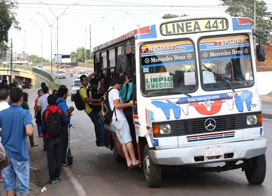 Gremios del transporte mantienen la huelga y apuntan al Gobierno
