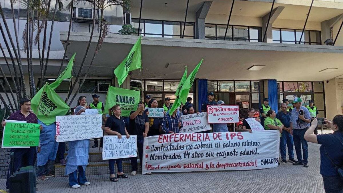 A cacerolazos, enfermeras del IPS exigen equiparación salarial