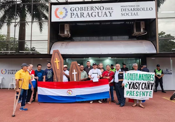 Protestan frente al MDS por bloqueo a varios adultos mayores