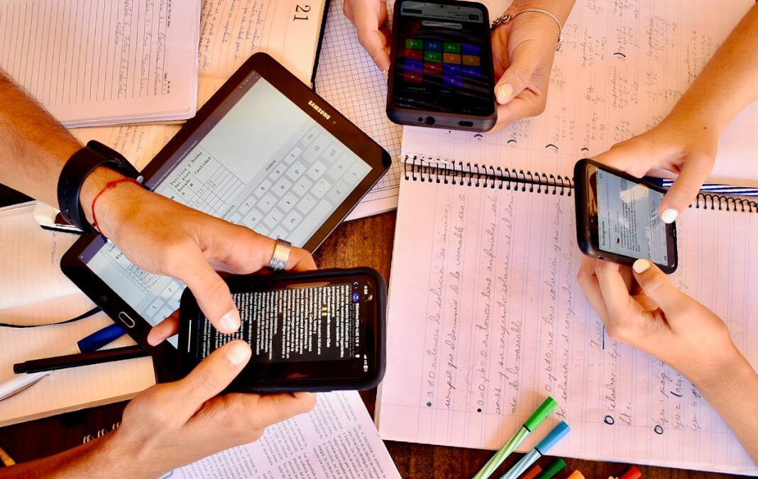 Chile implementa regulaciones para el uso de celulares en las aulas