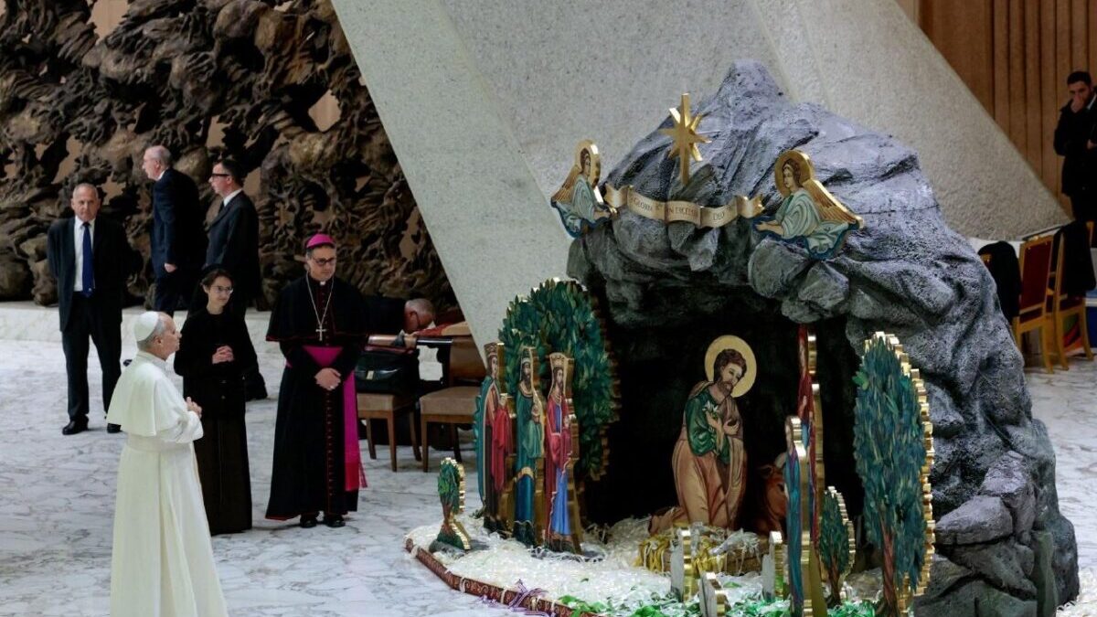El Papa León XIV llama a la paz y la esperanza ante el pesebre