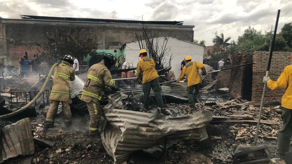 Incendio deja 46 familias sin hogar en Sajonia 
