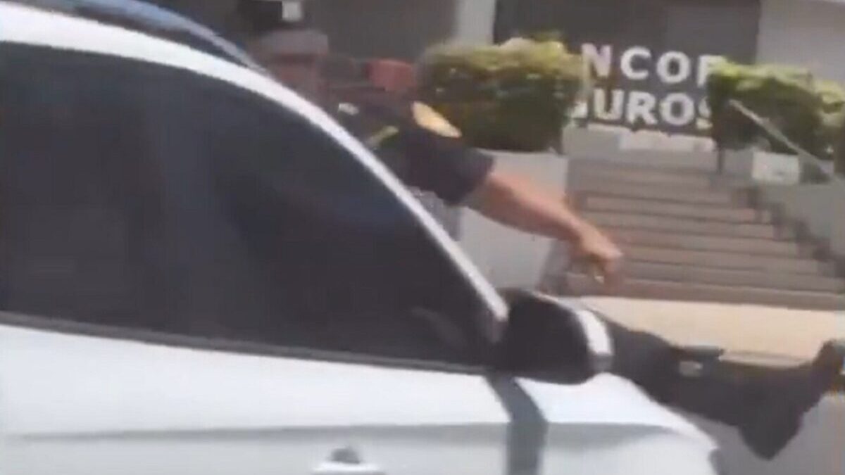 Policía arrastrado sobre el capó de un vehículo relata incidente
