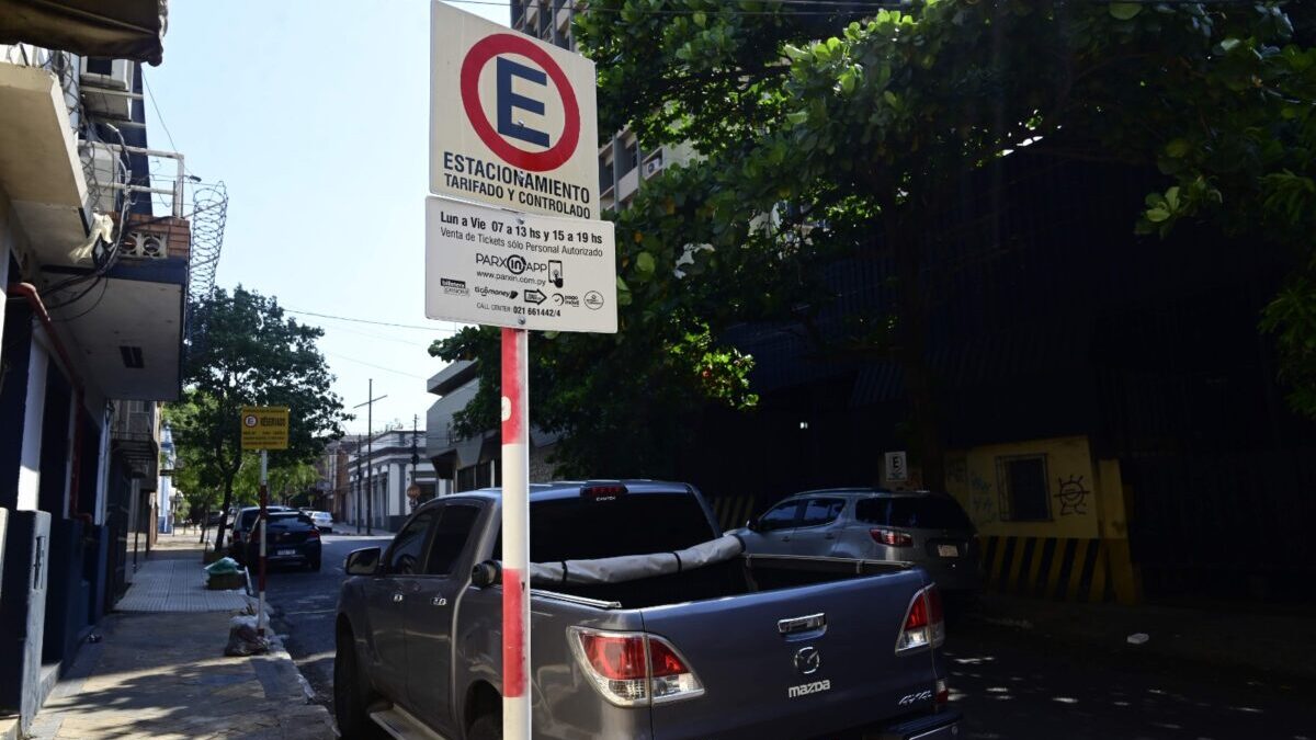 No se cobra estacionamiento, pero estacionar mal sí saldrá caro