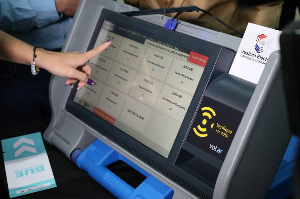 Especialista advierte vulnerabilidad en las máquinas de votación