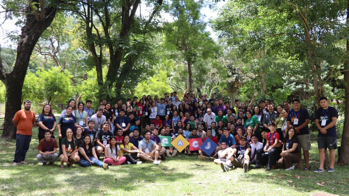 Jóvenes deben ser “luz y sal” en la Iglesia y traer transparencia