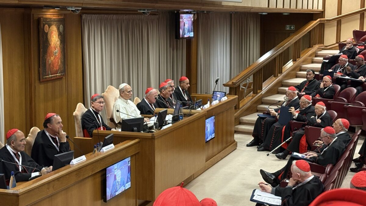 El Papa pide a cardenales “no cerrar los corazones” y escuchar