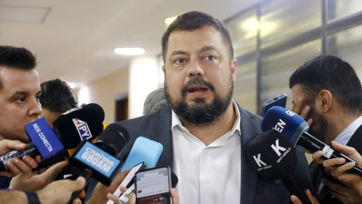 Reformas de las cajas deben “comenzar por casa”, dice senador