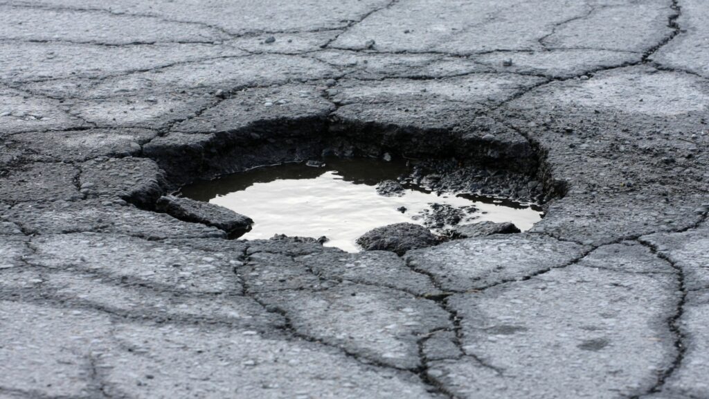 Rutas y calles en estado crítico es la denuncia desde Bacheando