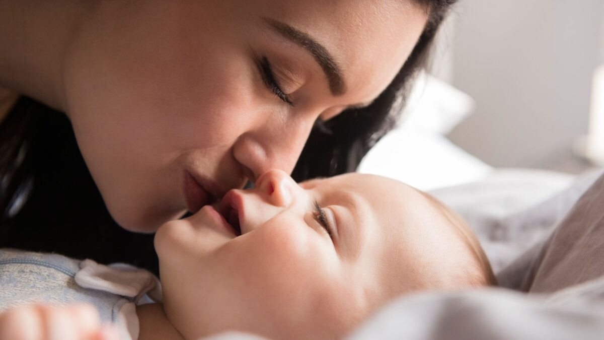 Besos: experto advierte que pueden transmitir virus y bacterias