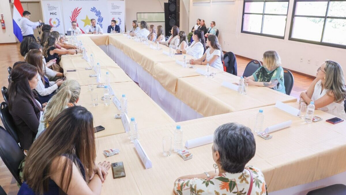 Ministro con emprendedoras anuncia más crédito para mipymes