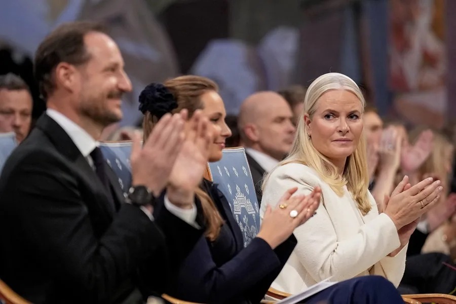 Princesa noruega admite haber sido manipulada en vínculo con Epstein