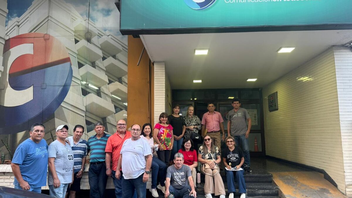 Jubilados de Copaco se movilizan para exigir pago de beneficios