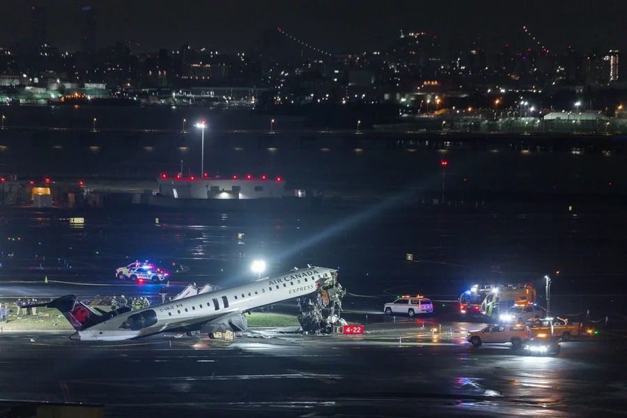 Tragedia en NY: dos mu3rtos tras choque entre avión y camión de bomberos
