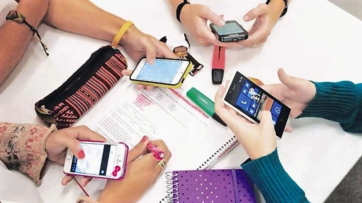 Escuelas y celulares: Antes que prohibir, se debe especializar a docente