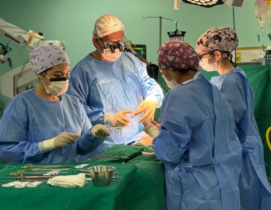 Implantan corazón artificial a adolescente que espera donante compatible
