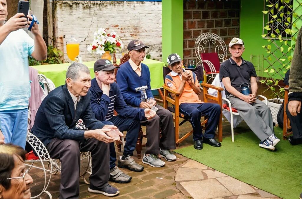 Muni de Encarnación y Fundación “Jesús Responde” asisten a abuelitos