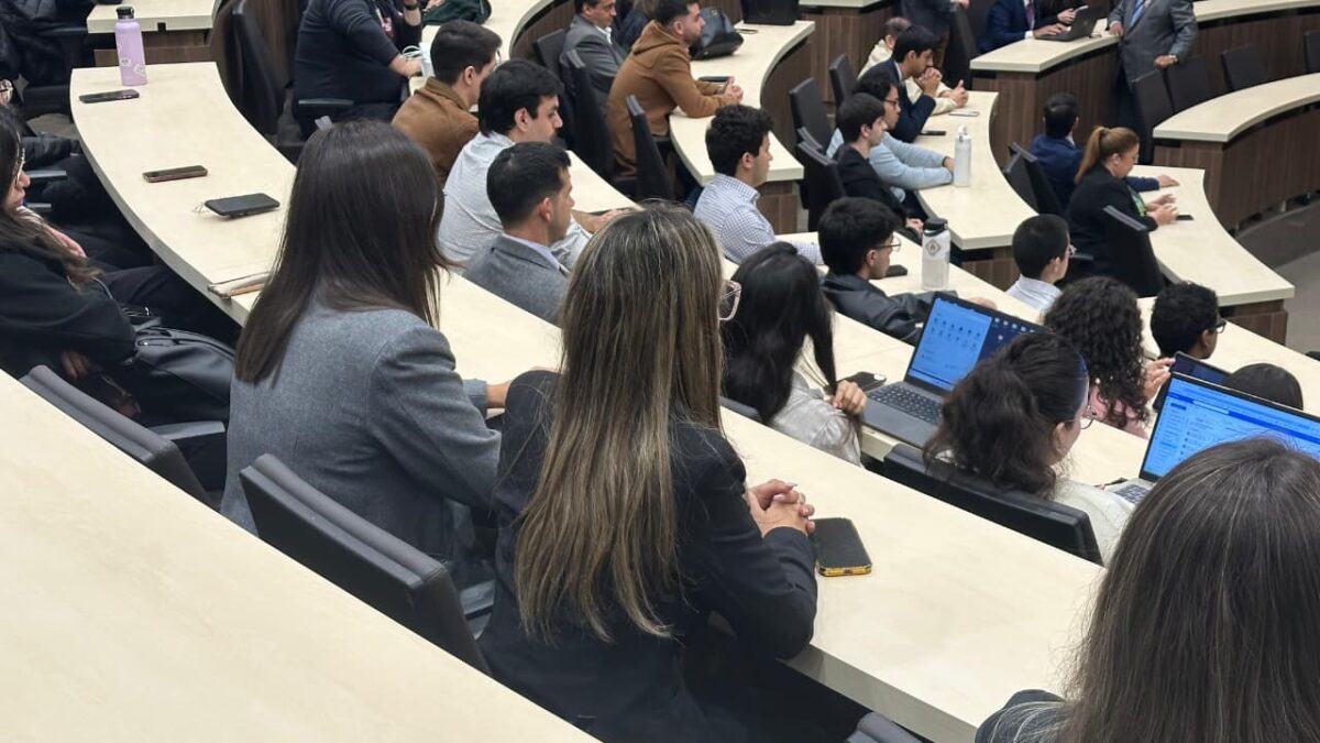 Estudiantes de la Universidad Católica participan de jornada técnica en el Banco Central del Paraguay