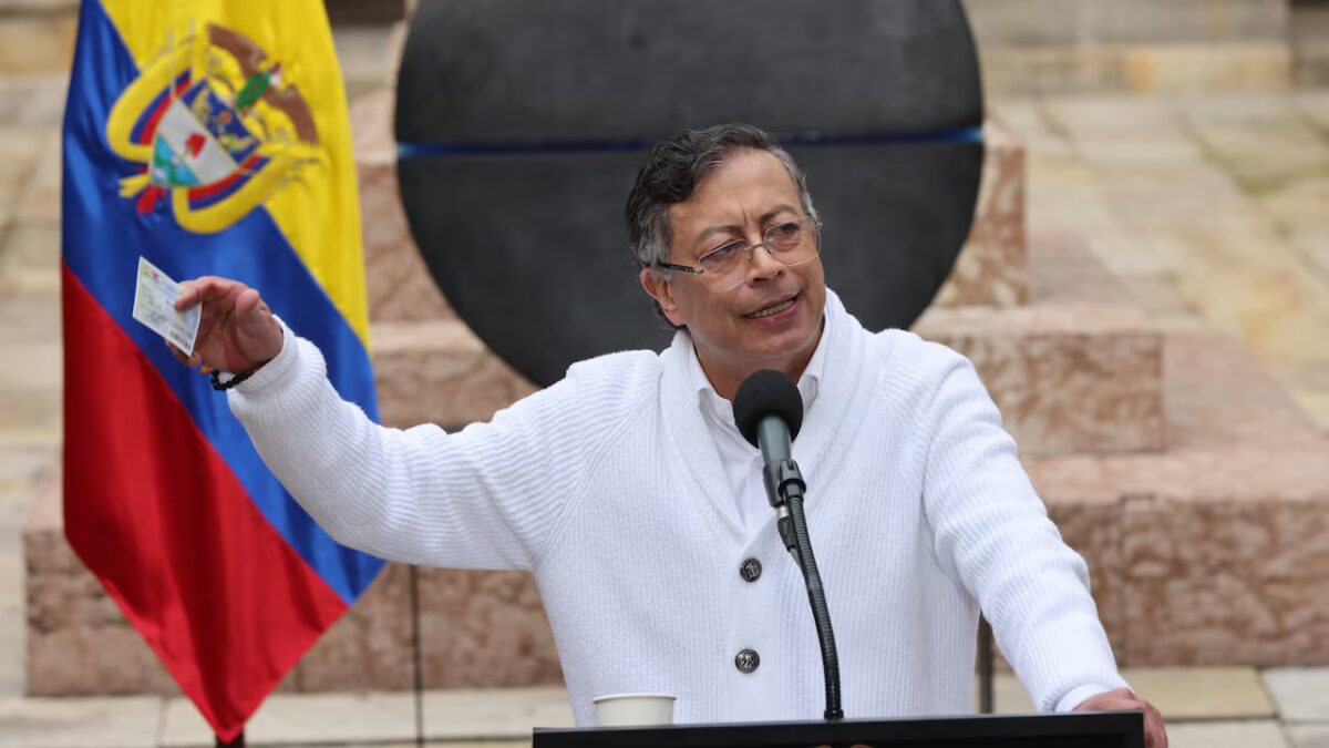 Petro acusa a EE. UU. de aliarse con “narcotraficantes” y “genocidas”